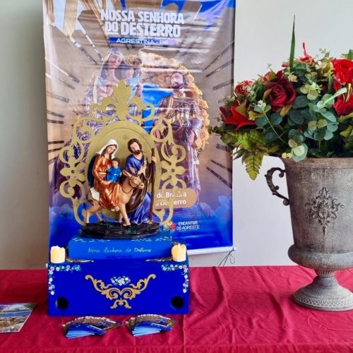Fiéis participando da procissão de Nossa Senhora do Desterro, símbolo do turismo religioso em Agrestina