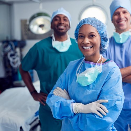 Foto com profissionais de enfermagem uniformizados em evento, de preferência com faixas, cartazes ou durante a caminhada.