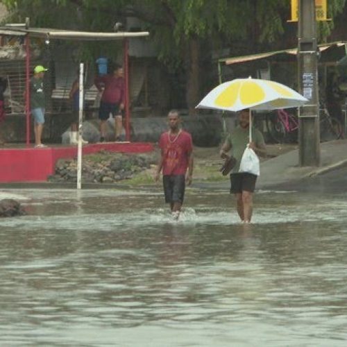 Chuvas fortes no Grande Recife causam alagamentos, suspensão de aulas e even